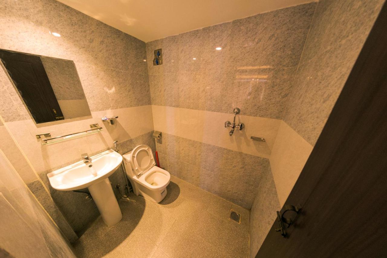 Hotel Chhimeki Катманду Экстерьер фото